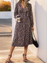 Vestido midi de manga larga con sobrepelliz de leopardo de Perfee