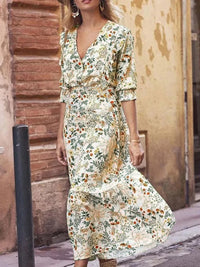 Vestido de manga acampanada con corte floral