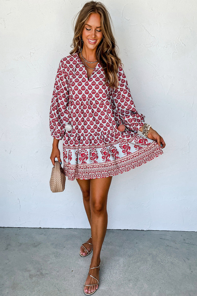 Mini vestido rosa rojo con borlas y lazo bohemio con cuello dividido y manga abullonada