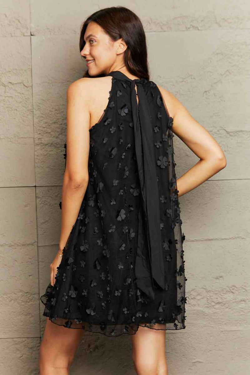 Vestido mini de cuello alto con aplique