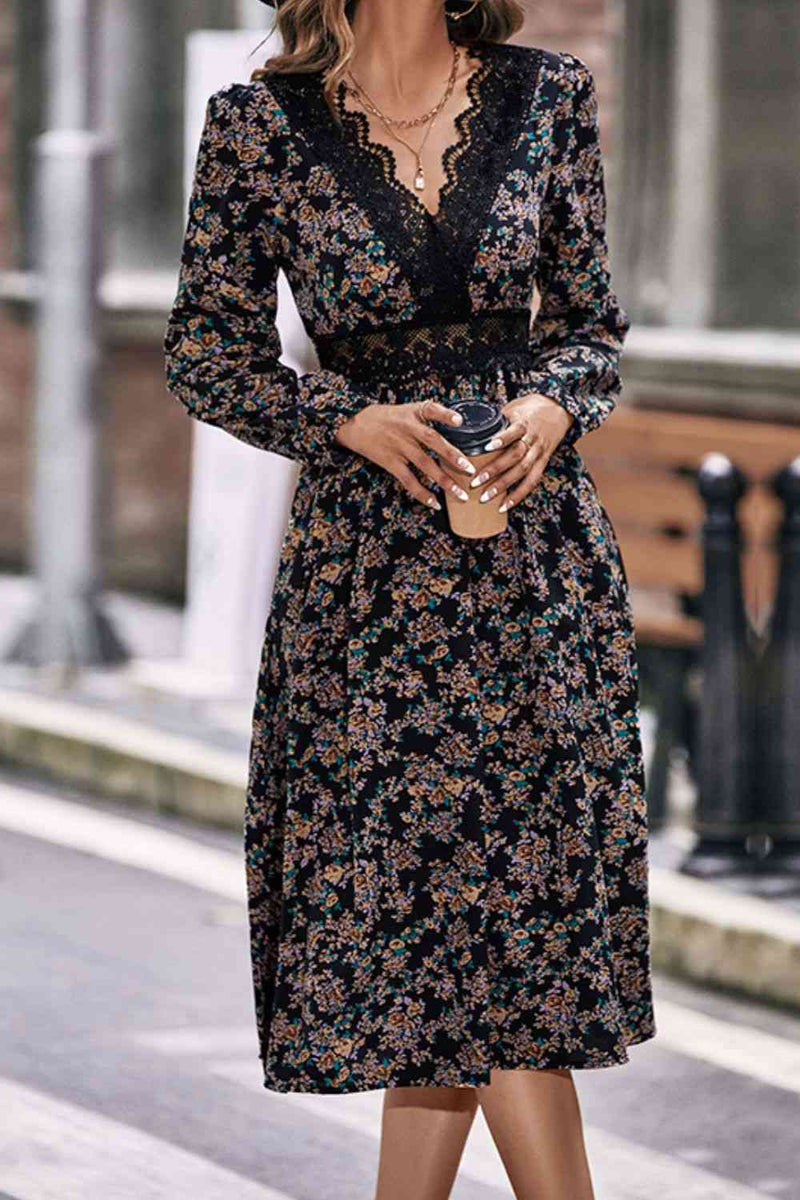 Vestido de encaje con flores y escote en V