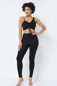 Top corto fruncido ajustable con tiras de malla y leggings con panel lateral transparente a juego