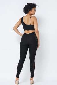 Top corto fruncido ajustable con tiras de malla y leggings con panel lateral transparente a juego