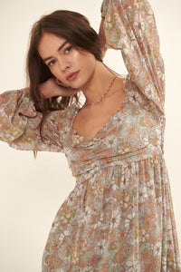 Un vestido mini tejido con estampado floral