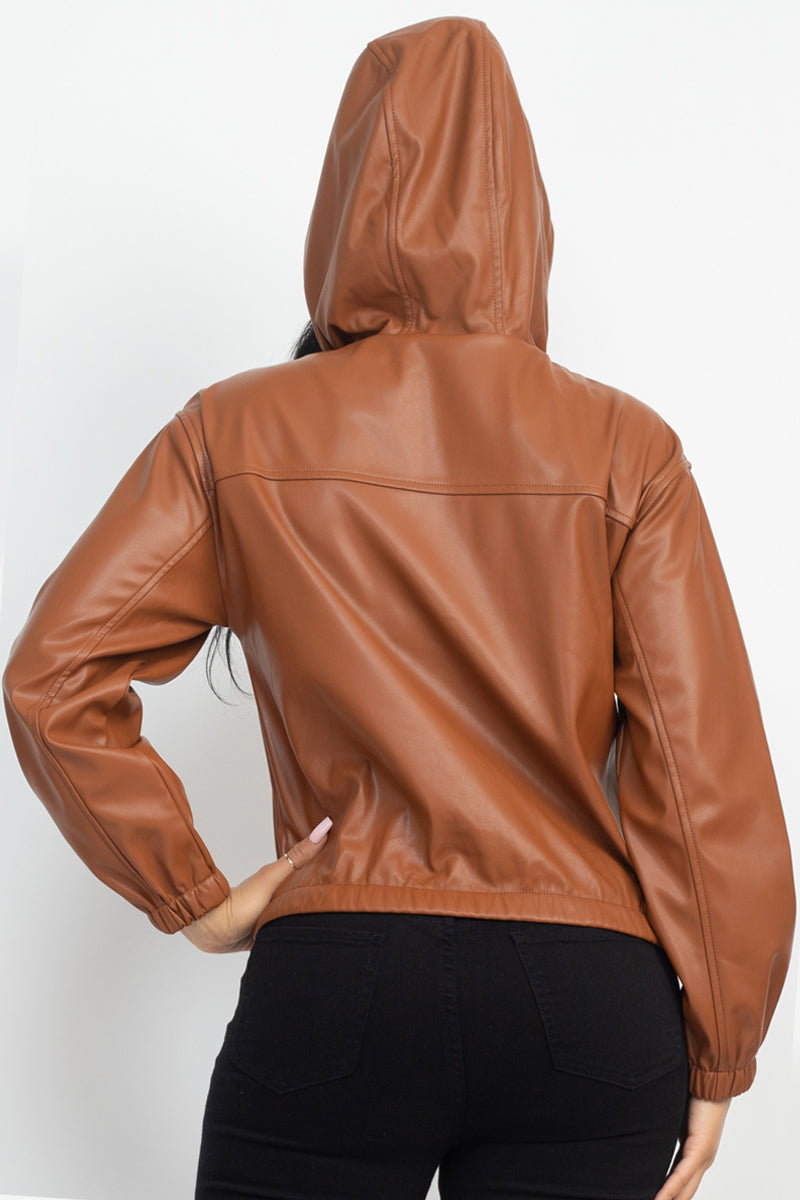 Chaqueta con capucha de cuero sintético