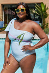 Traje de baño de un hombro en azul pastel Marina West Swim Vacay Mode